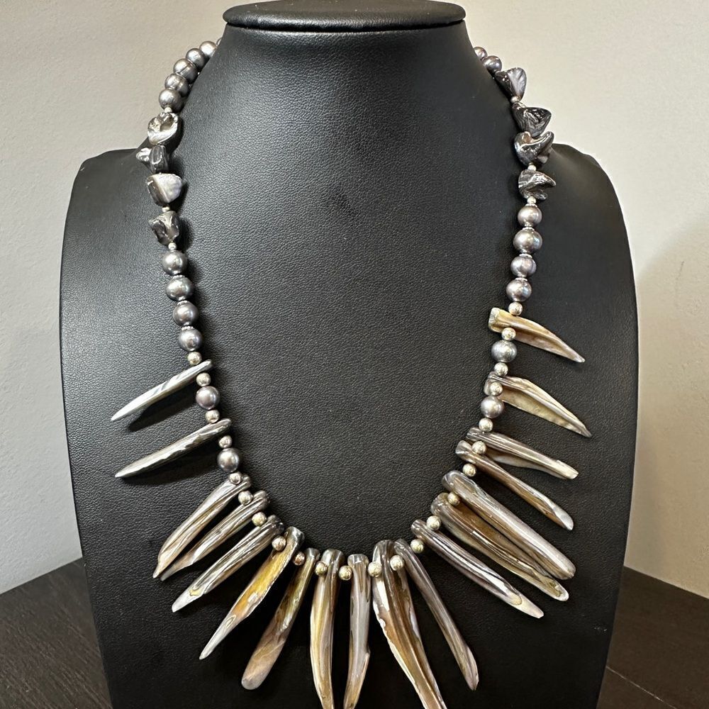 SALE! 18” shell‎ and pearl necklace with magnet clasp!